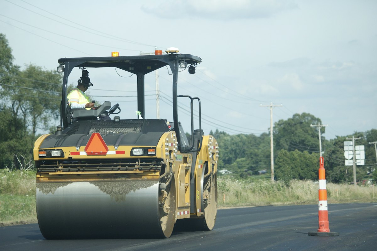 Wegwerkers leggen nieuw asfalt op de snelweg