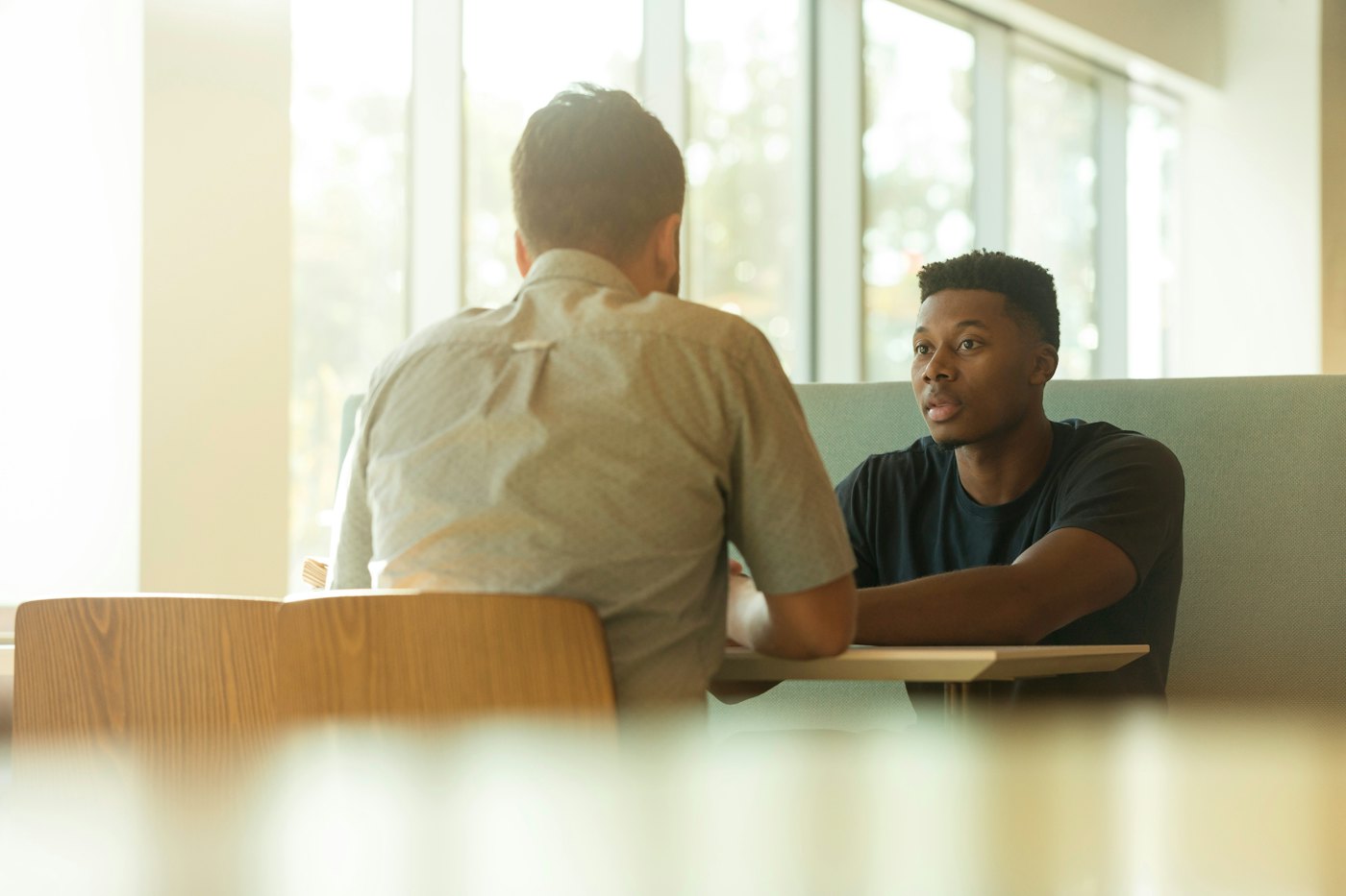 Twee mensen in gesprek aan tafel