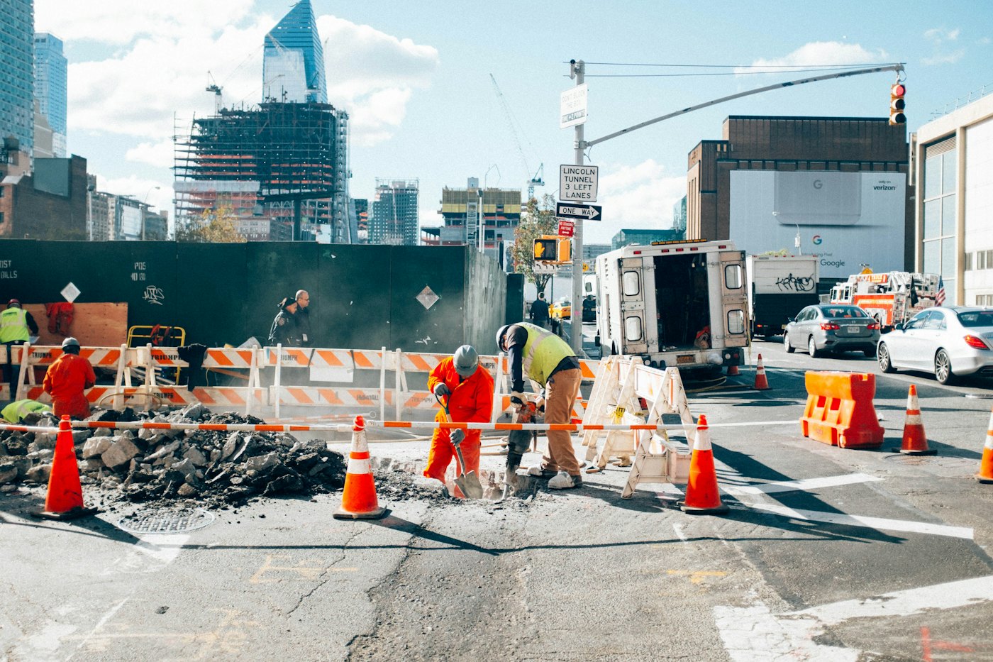 Wegwerkers aan het werk in een straat in de stad