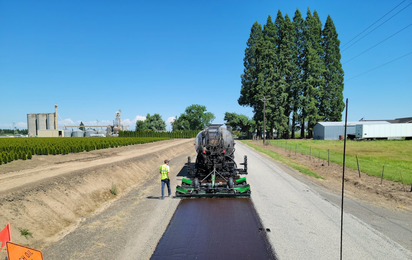 Asfaltmachine legt een nieuwe laag asfalt op een weg