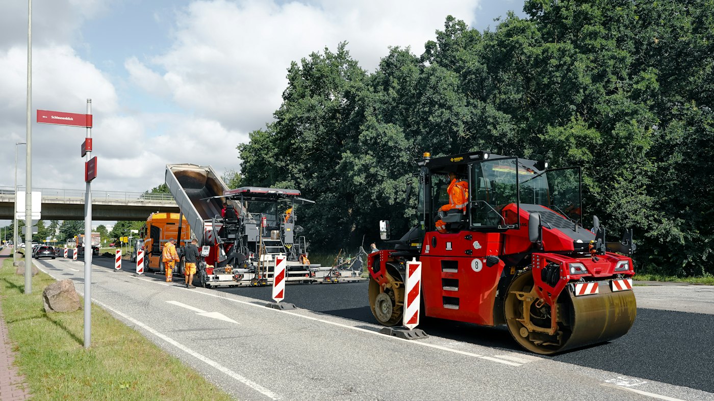 Wals en asfaltmachine bij de aanleg van een weg