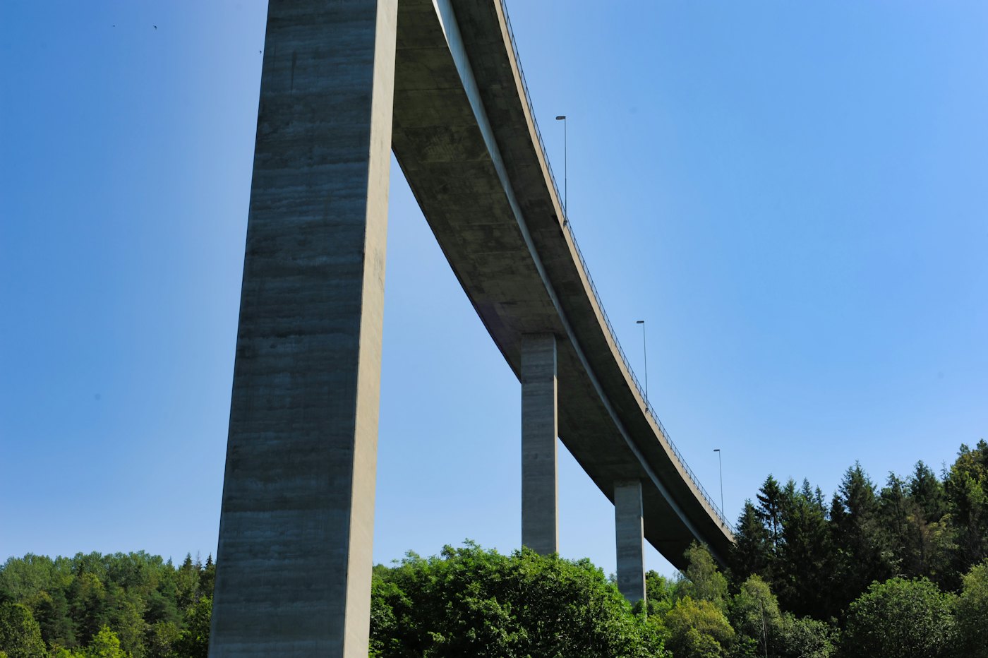 Hoog betonnen viaduct van onderaf gezien